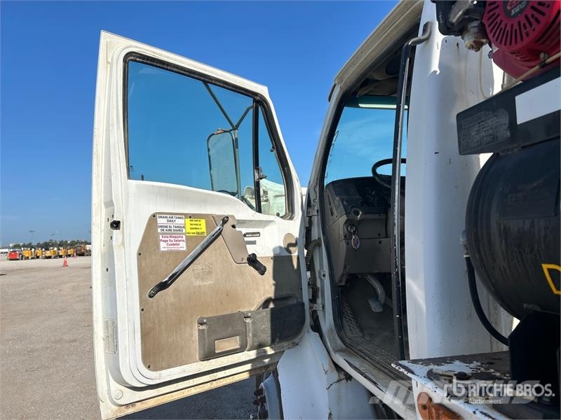Sterling M7500 4x2 Fuel and Lube Truck Cisternové nákladné vozidlá