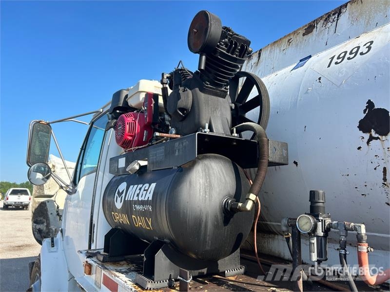 Sterling M7500 4x2 Fuel and Lube Truck Cisternové nákladné vozidlá