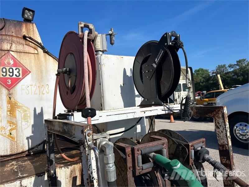 Sterling M7500 4x2 Fuel and Lube Truck Cisternové nákladné vozidlá