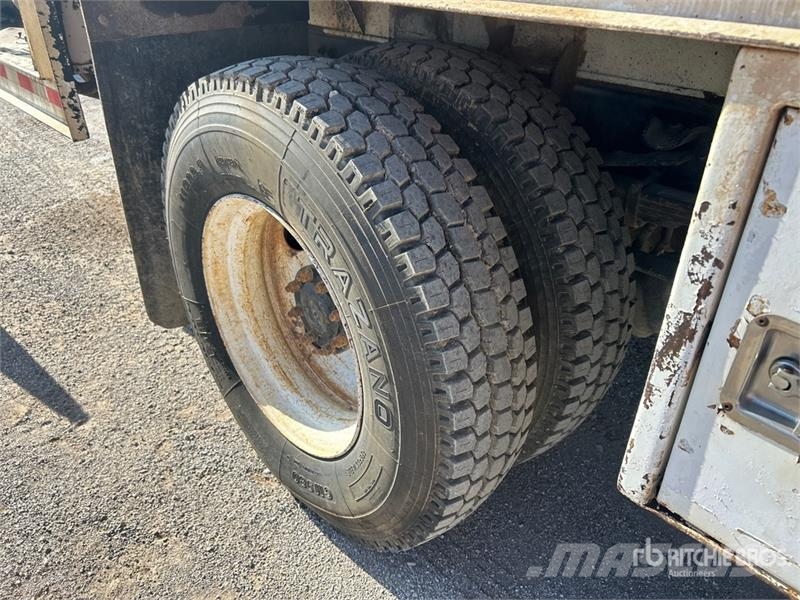 Sterling M7500 4x2 Fuel and Lube Truck Cisternové nákladné vozidlá