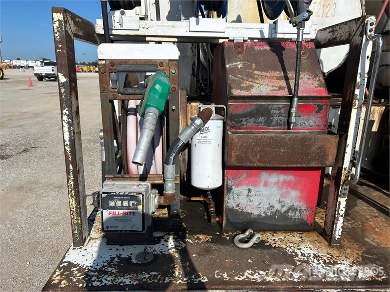 Sterling M7500 4x2 Fuel and Lube Truck Cisternové nákladné vozidlá