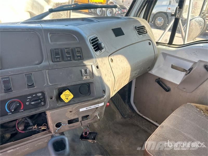 Sterling M7500 4x2 Fuel and Lube Truck Cisternové nákladné vozidlá