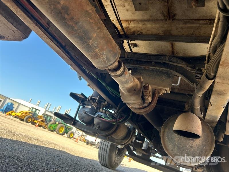 Sterling M7500 4x2 Fuel and Lube Truck Cisternové nákladné vozidlá