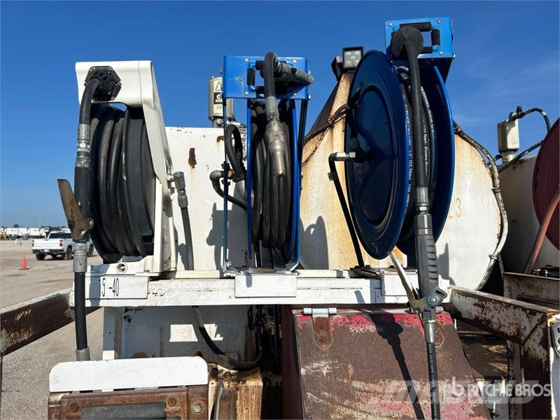Sterling M7500 4x2 Fuel and Lube Truck Cisternové nákladné vozidlá