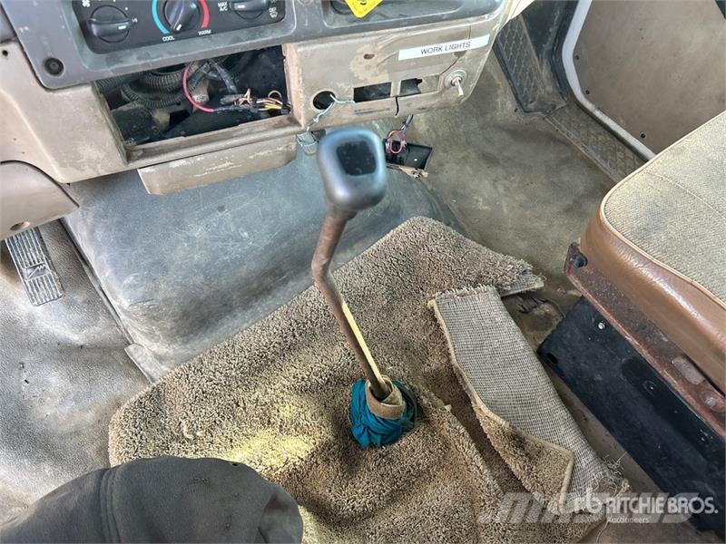 Sterling M7500 4x2 Fuel and Lube Truck Cisternové nákladné vozidlá