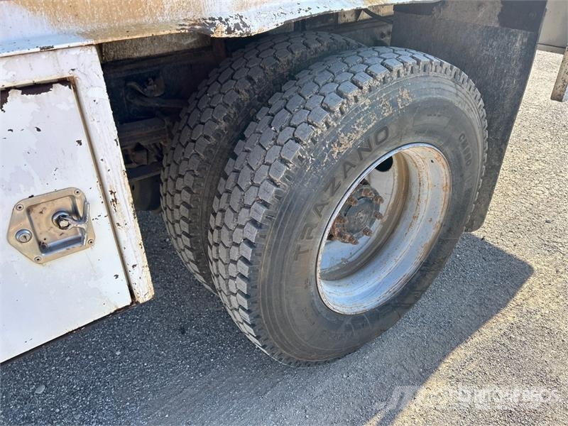 Sterling M7500 4x2 Fuel and Lube Truck Cisternové nákladné vozidlá