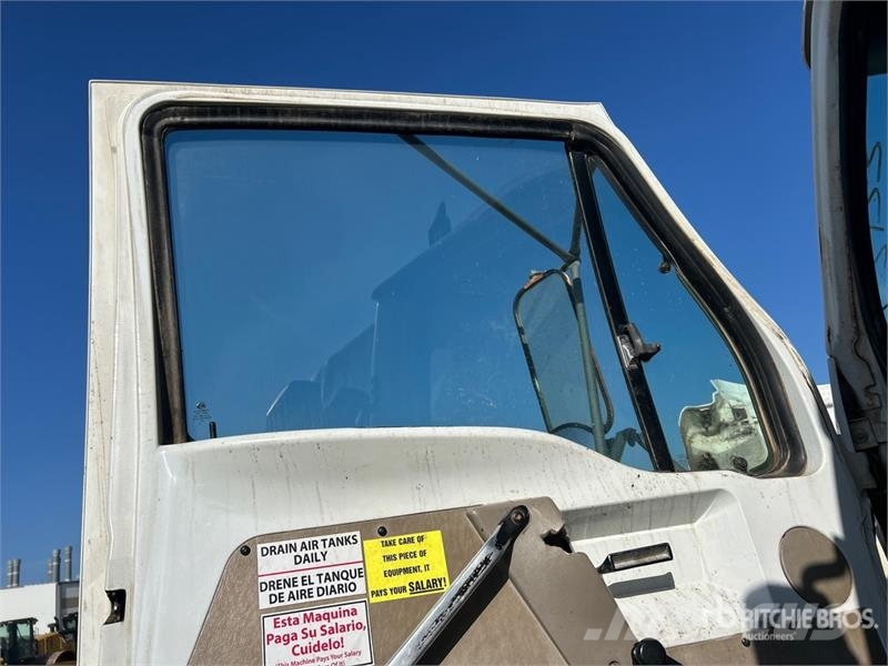 Sterling M7500 4x2 Fuel and Lube Truck Cisternové nákladné vozidlá