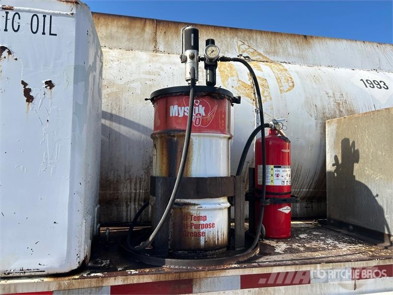 Sterling M7500 4x2 Fuel and Lube Truck Cisternové nákladné vozidlá