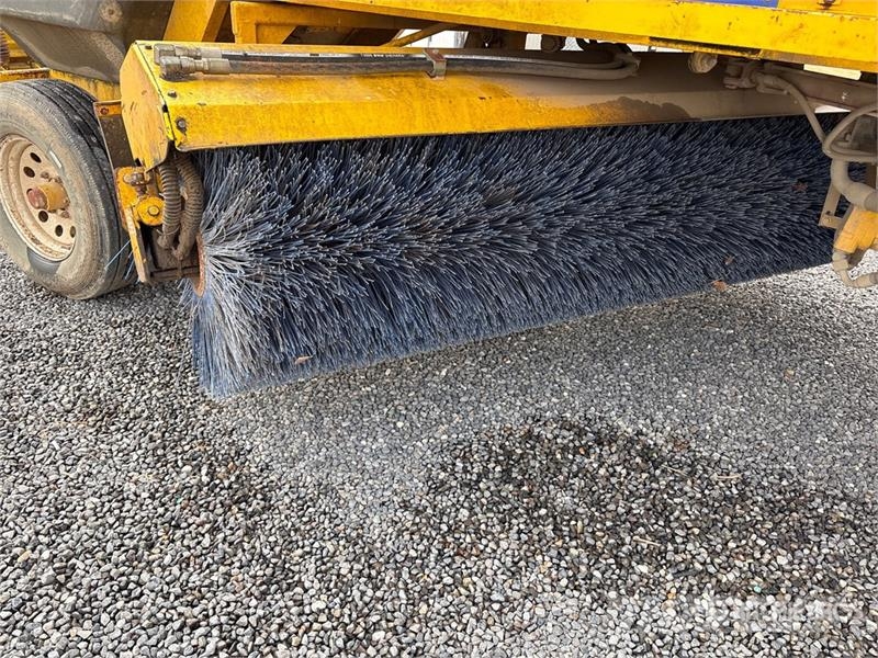 Superior DT74J Self-Propelled Broom Kehrer