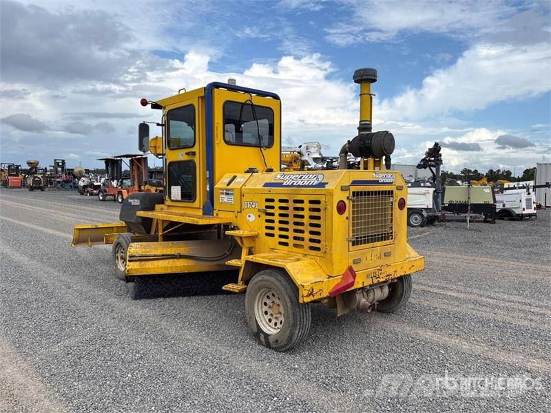 Superior DT74J Self-Propelled Broom Kehrer