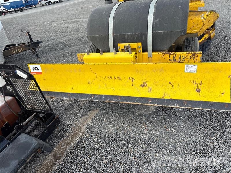 Superior DT74J Self-Propelled Broom Kehrer