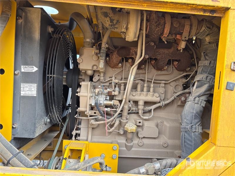 Superior DT74J Self-Propelled Broom Kehrer