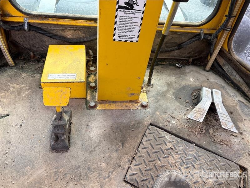 Superior DT74J Self-Propelled Broom Kehrer