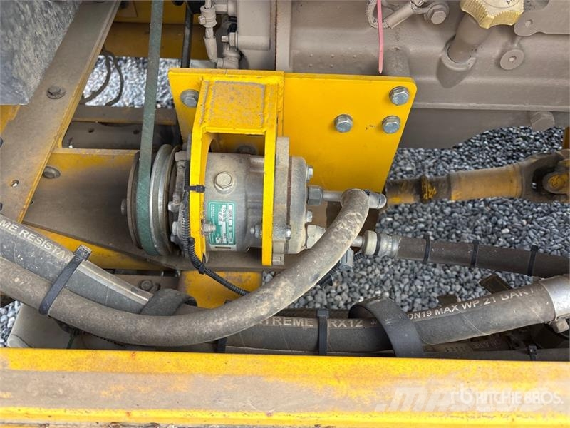 Superior DT74J Self-Propelled Broom Kehrer