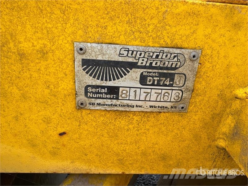 Superior DT74J Self-Propelled Broom Kehrer