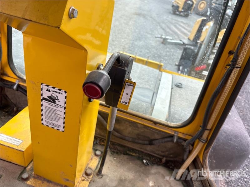 Superior DT74J Self-Propelled Broom Kehrer