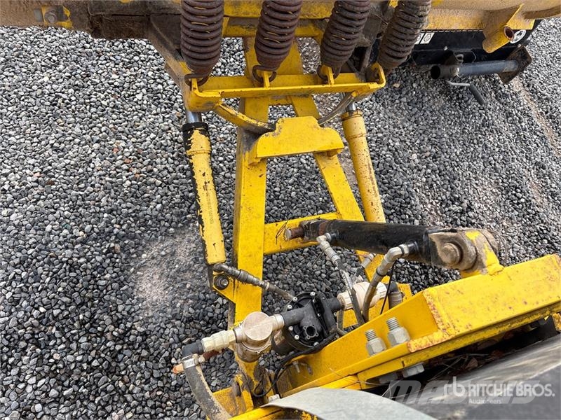 Superior DT74J Self-Propelled Broom Kehrer