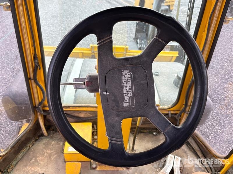 Superior DT74J Self-Propelled Broom Kehrer