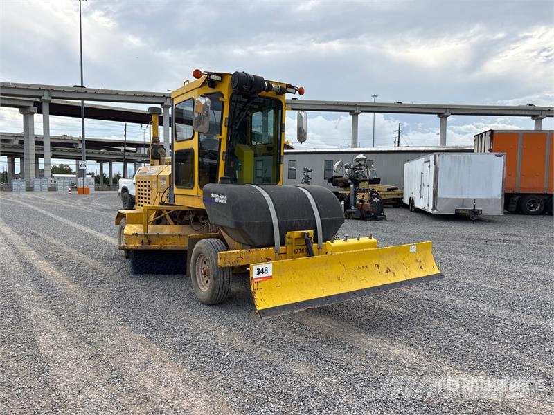Superior DT74J Self-Propelled Broom Kehrer