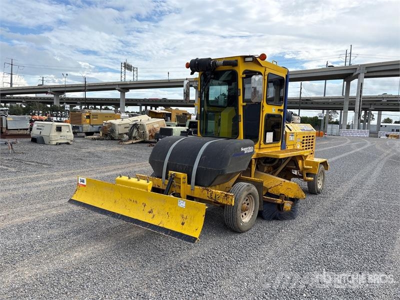 Superior DT74J Self-Propelled Broom Kehrer