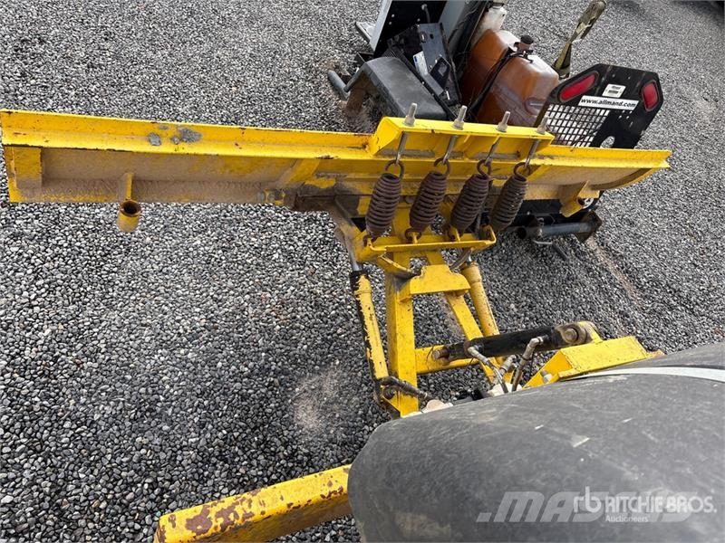 Superior DT74J Self-Propelled Broom Kehrer