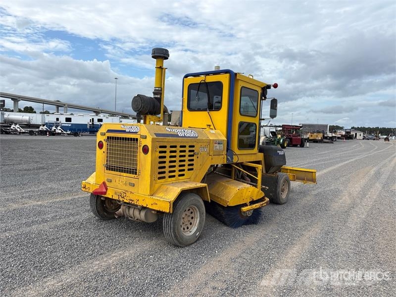 Superior DT74J Self-Propelled Broom Kehrer