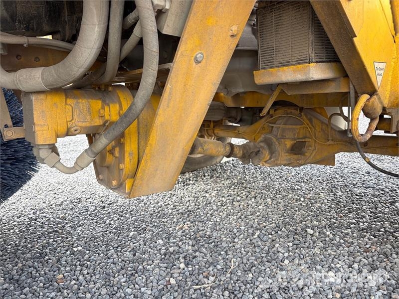 Superior DT74J Self-Propelled Broom Kehrer