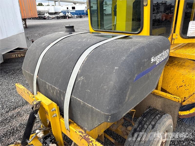 Superior DT74J Self-Propelled Broom Kehrer