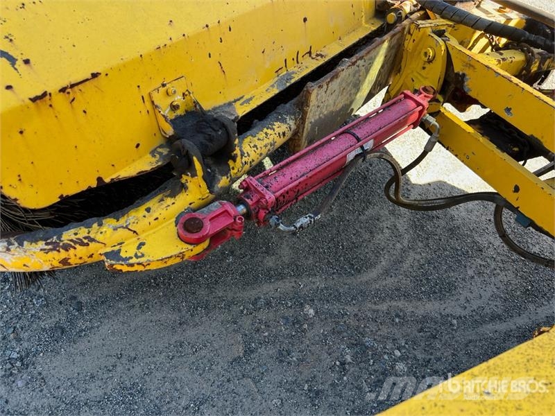 Superior SM80-K Self-Propelled Broom كناسات