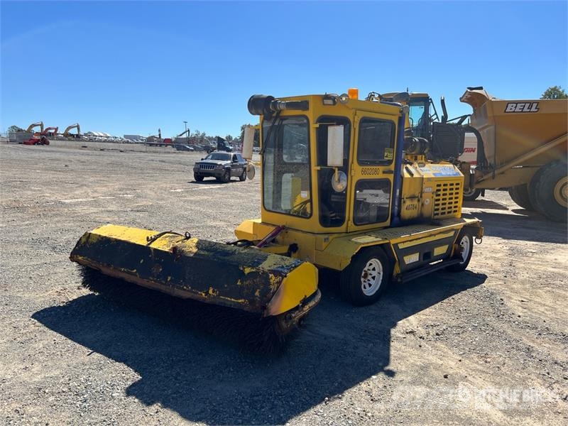 Superior SM80-K Self-Propelled Broom كناسات