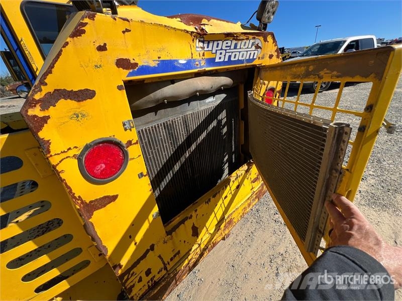 Superior SM80-K Self-Propelled Broom كناسات