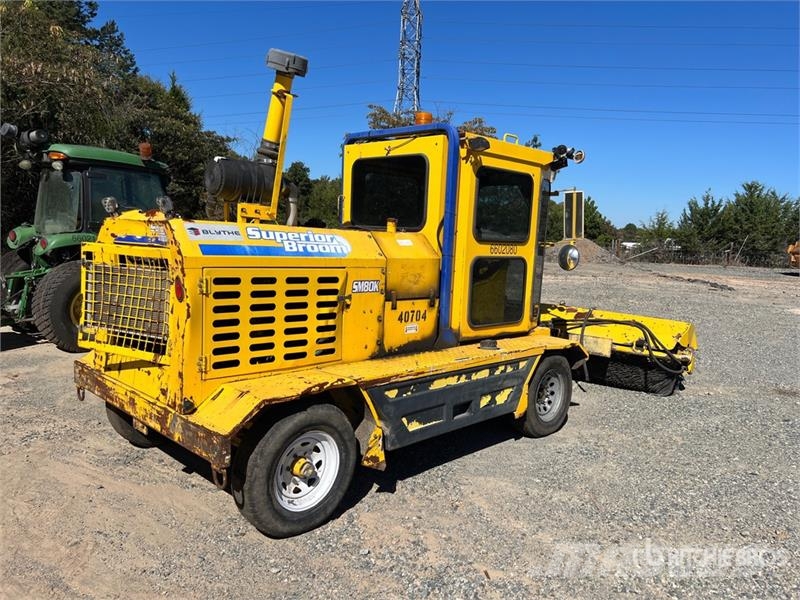 Superior SM80-K Self-Propelled Broom كناسات