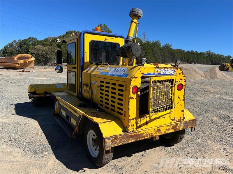 Superior SM80-K Self-Propelled Broom كناسات
