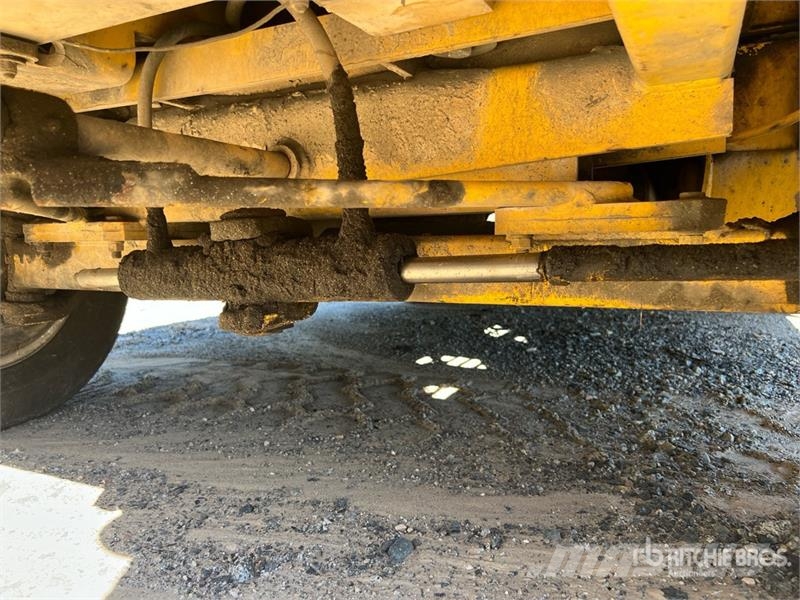 Superior SM80-K Self-Propelled Broom كناسات