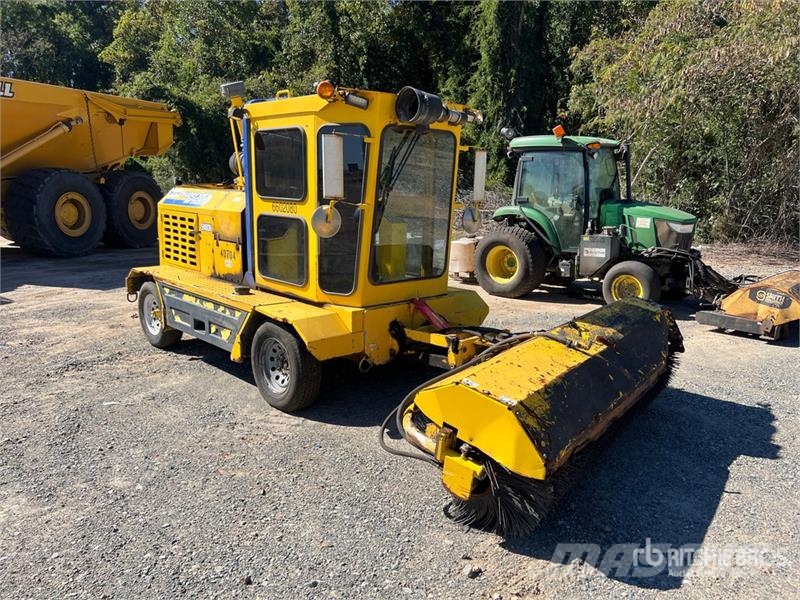 Superior SM80-K Self-Propelled Broom كناسات