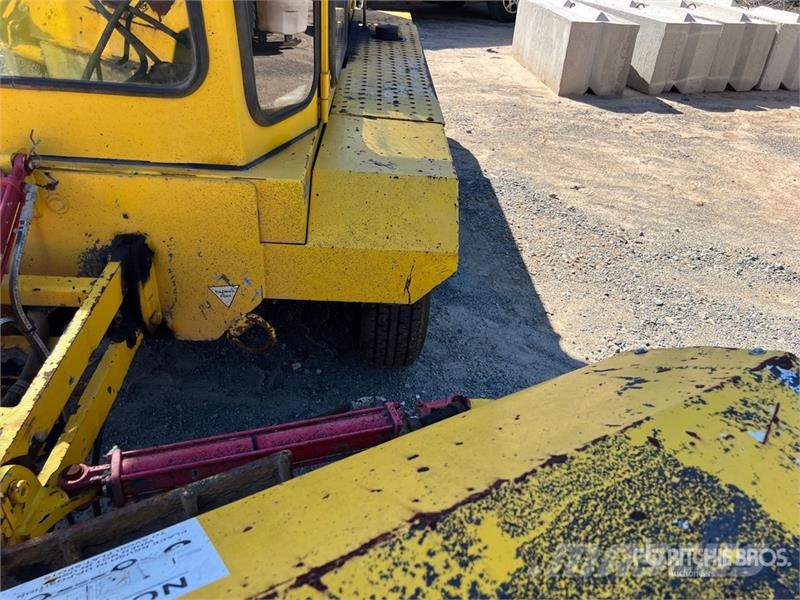 Superior SM80-K Self-Propelled Broom كناسات