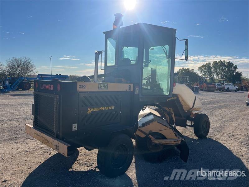 Sweepmaster SM250 Self-Propelled Broom كناسات