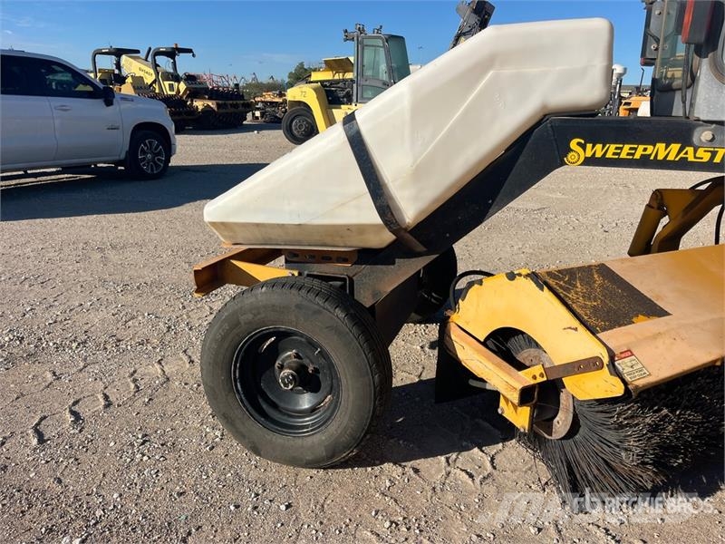  Sweepmaster SM250 Self-Propelled Broom كناسات
