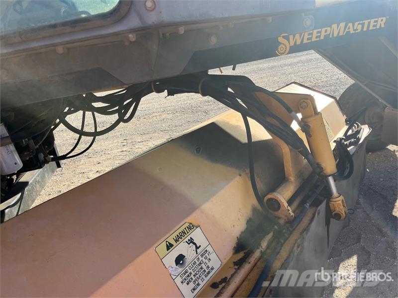  Sweepmaster SM250 Self-Propelled Broom كناسات