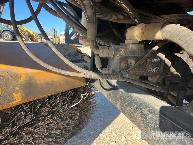  Sweepmaster SM250 Self-Propelled Broom كناسات