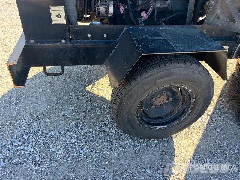  Sweepmaster SM250 Self-Propelled Broom كناسات