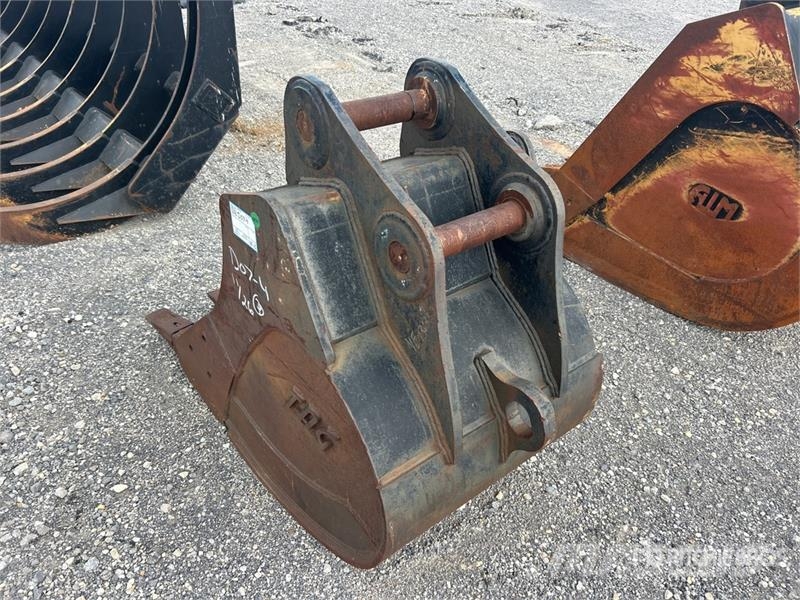 Takeuchi TB1140 30 in Digging Excavator Bucket Cucharones