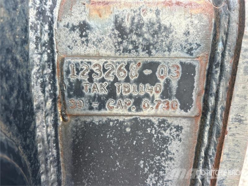 Takeuchi TB1140 30 in Digging Excavator Bucket Cucharones