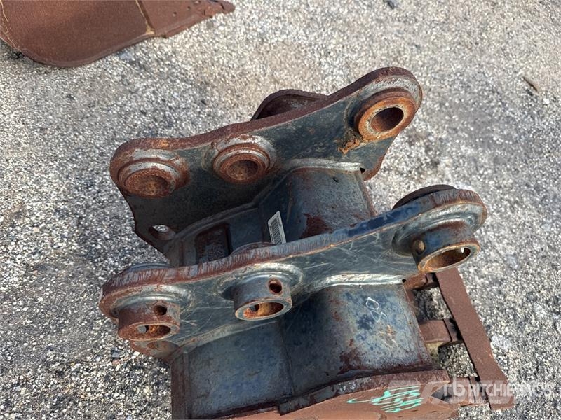 Takeuchi TB235BKT18 19 in Digging Excavator Bucket دلاء