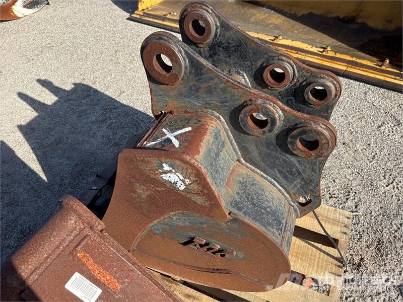 Takeuchi TB260BKT24 24 in Digging Excavator Bucket دلاء