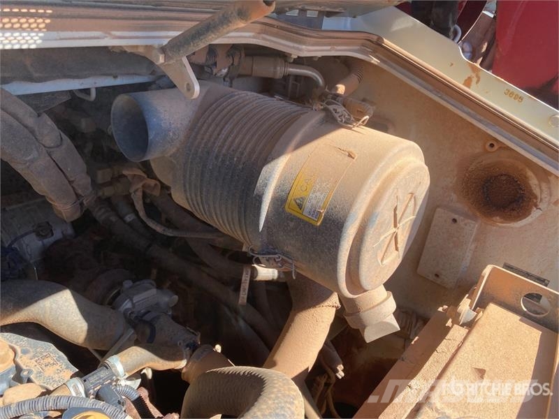 Takeuchi TL10V2 Compact Track Loader Мини-погрузчики