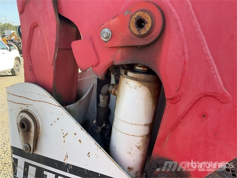 Takeuchi TL10V2 Compact Track Loader Kompaktrakodók