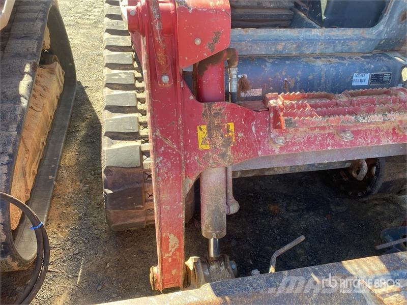 Takeuchi TL10V2 Compact Track Loader Мини-погрузчики