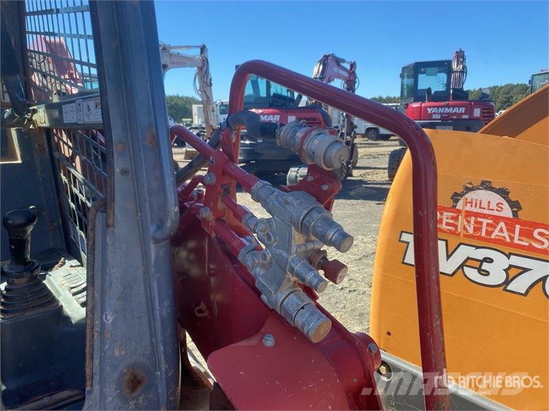 Takeuchi TL10V2 Compact Track Loader Мини-погрузчики
