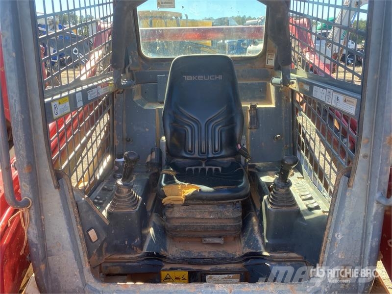 Takeuchi TL10V2 Compact Track Loader Мини-погрузчики